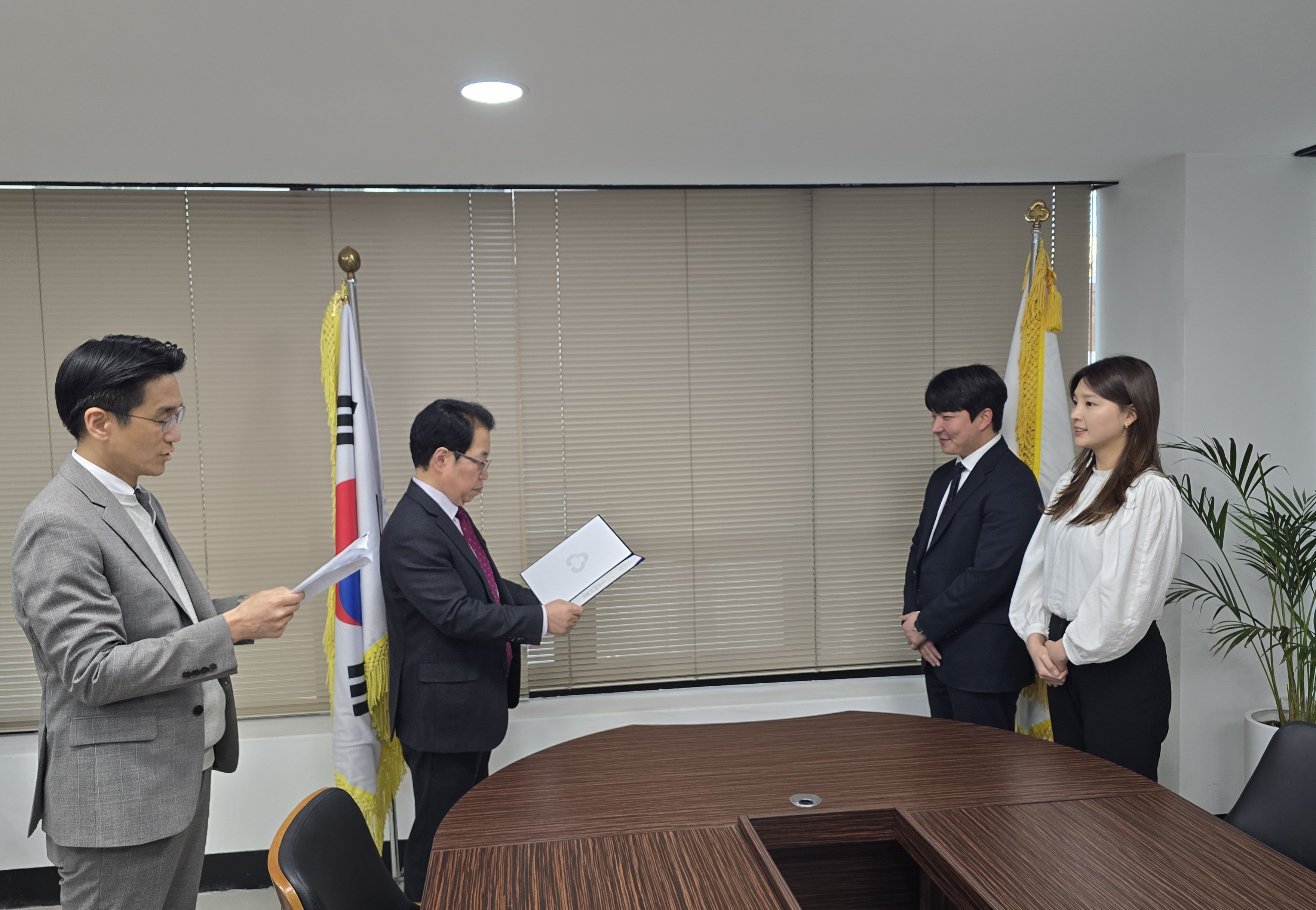 2025년 신입사원 임명장 수여식